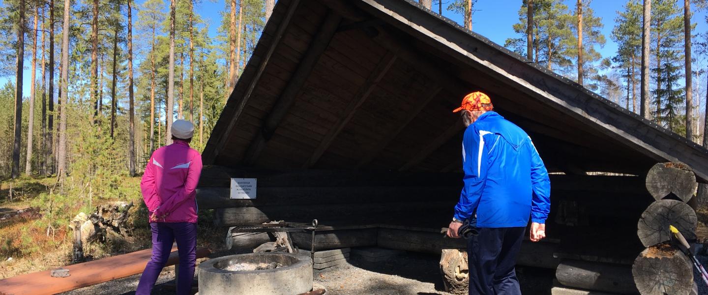 kaksi henkilöä laavulla