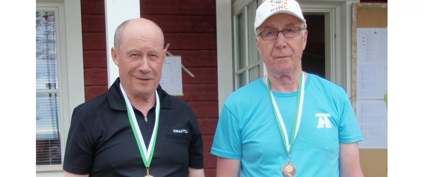 Kuvassa Eläkeliiton metsästysammunnan kisojen (24.8.-21) kaksi kultamitalistia Matti Eskola ja Jorma Hacklin.