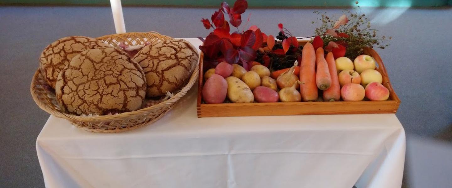 Nilsiän kirkossa kesän sadon siunaus  202i Kuvassa juureksia, omenoita ja kotona leivottuja leipiä.