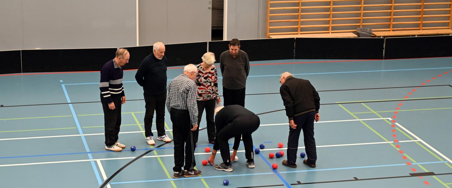 Taivassalon yhdistyksen Boccia-ryhmä pelaa keskiviikkoisin liikuntahallin sisäkentällä.