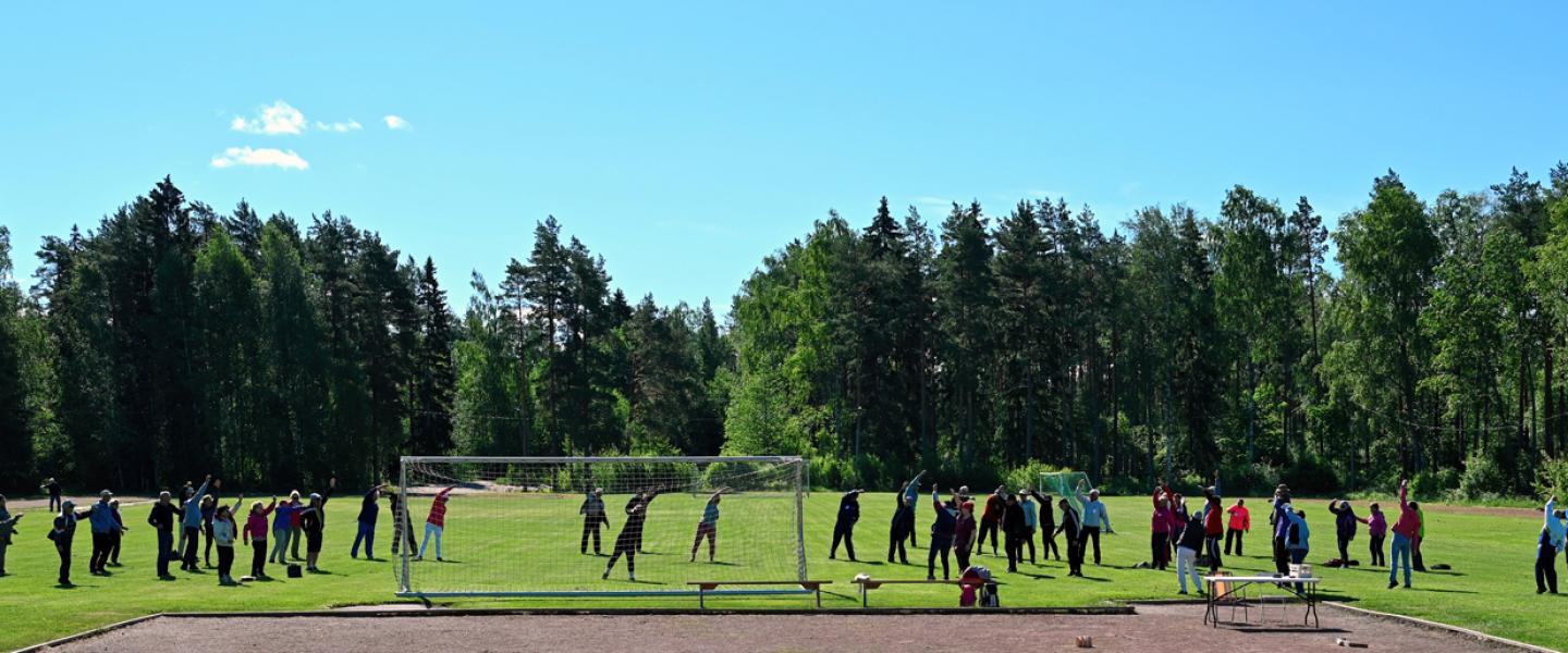 Taivassalon urheilukentällä verryttelyjumppa ennen alueen kilpailua