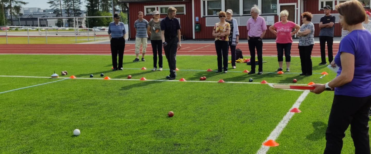 pyhäntäläiset tutustumassa bocciaan