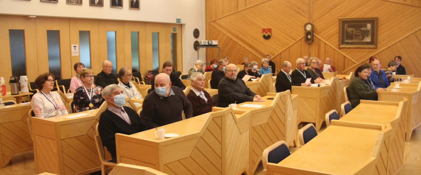 Kuva syyskokoukseen osallistujista Jokioisten valtuustosalissa 10.11.-21