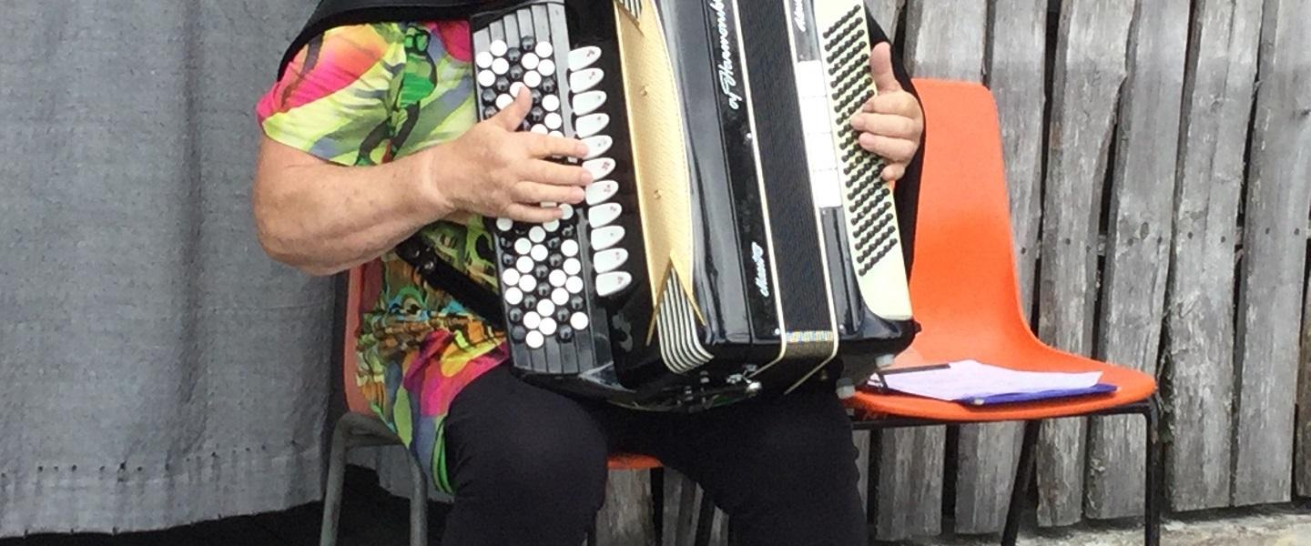 Nainen soittaa harmonikkaa