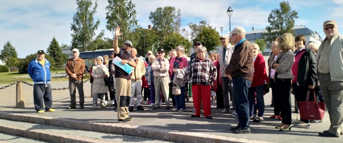 Eläkeläiset Raahen matkalla