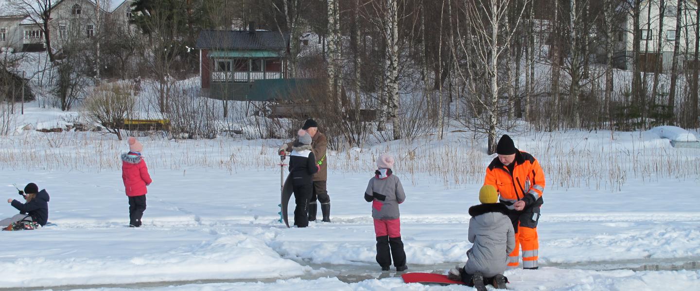 Koululaiset pilkillä