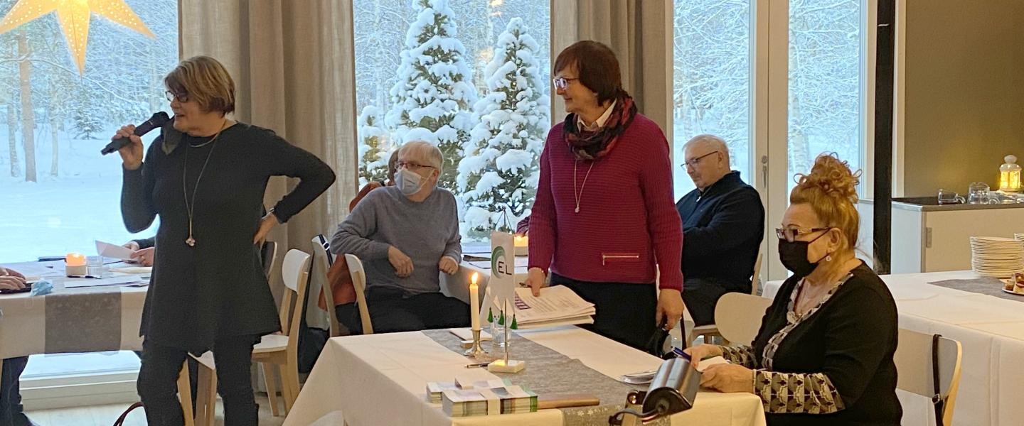 ihmisiä kokouksessa