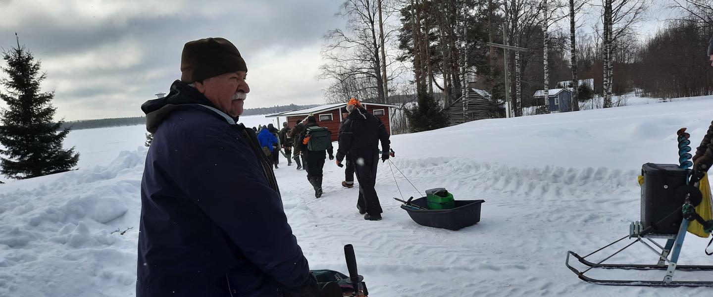 Ihmiset lähtee jäälle