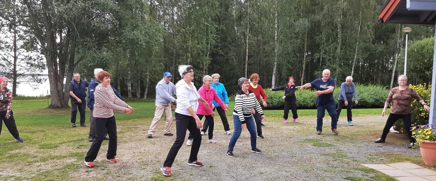 ihmisiä liikkuu