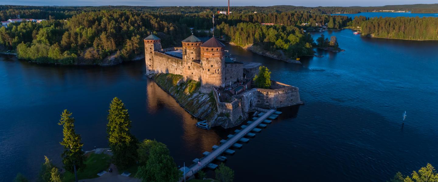 Olavinlinnan kesäisessä maisemassa