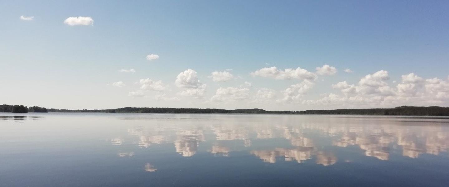 Pilvet veden yllä