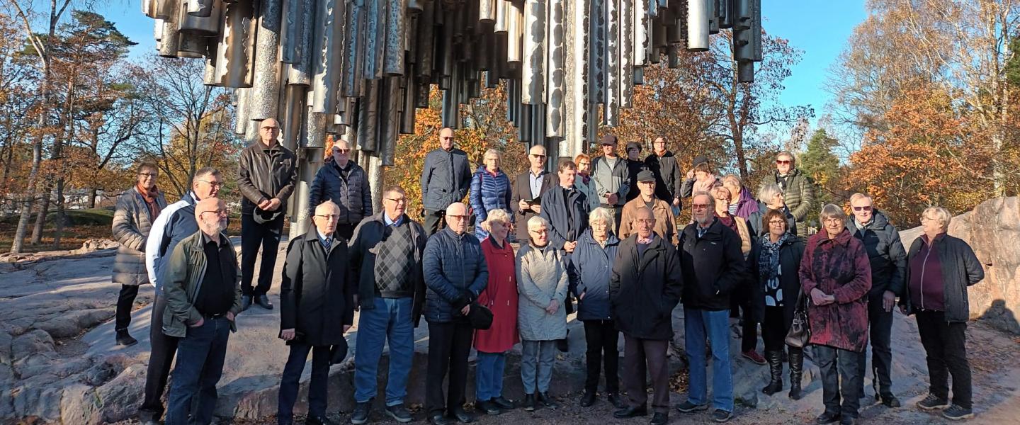 Retkiväki Sibelius monumentilla