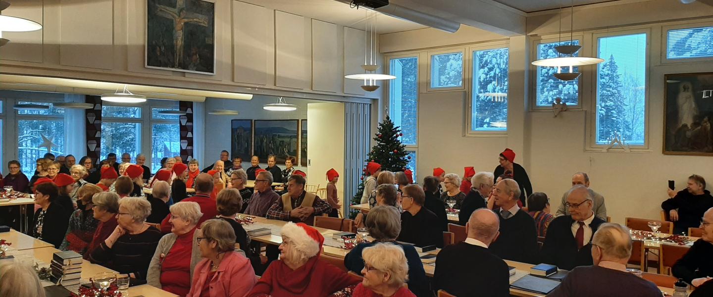 kerhossa joulutonttuja