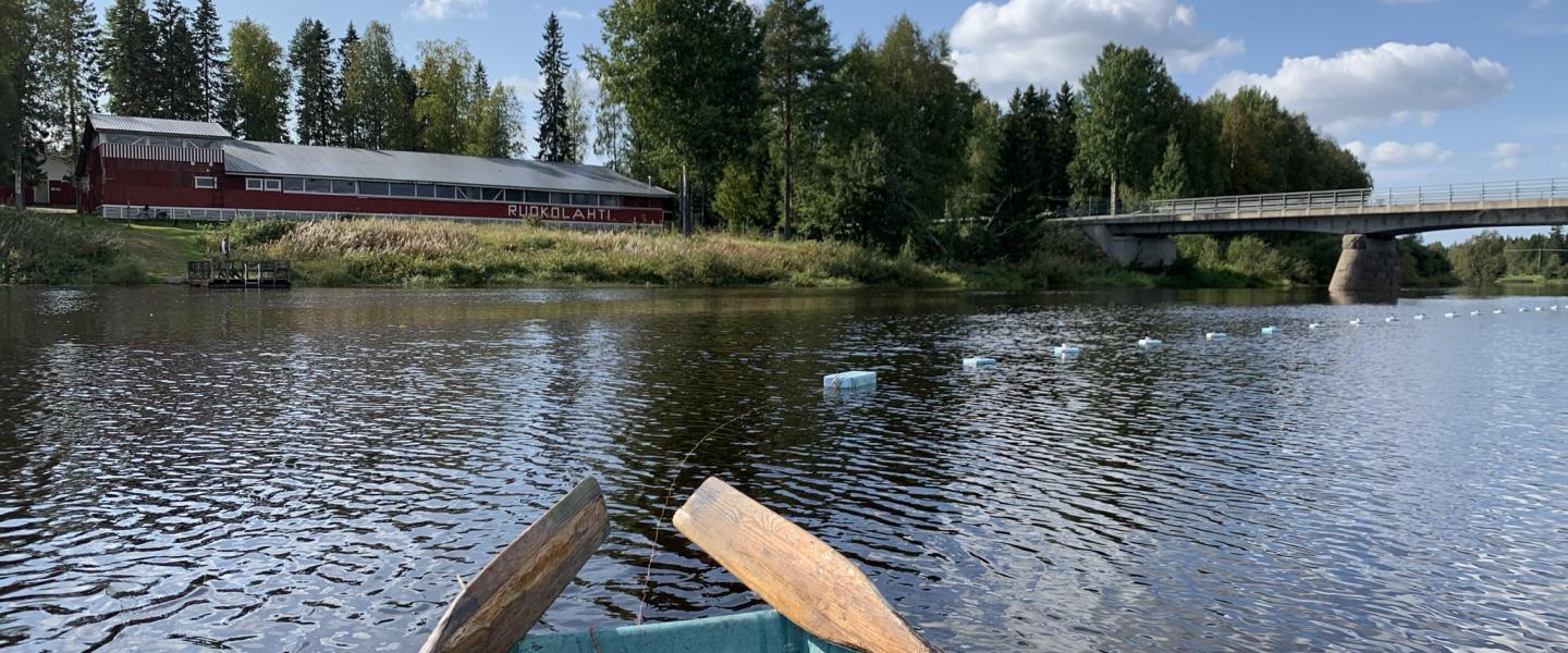 soutuveneellä  Siikajoen ruokolahden lavalla