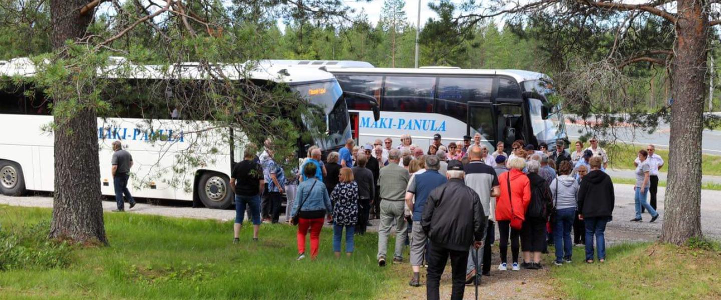 Matkuistajat linja-autossa