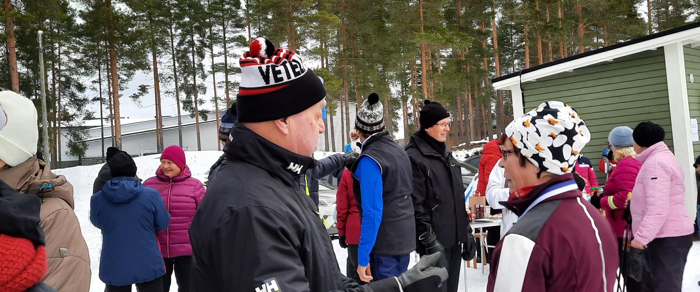 Ihmisiä hiihtopaikalla