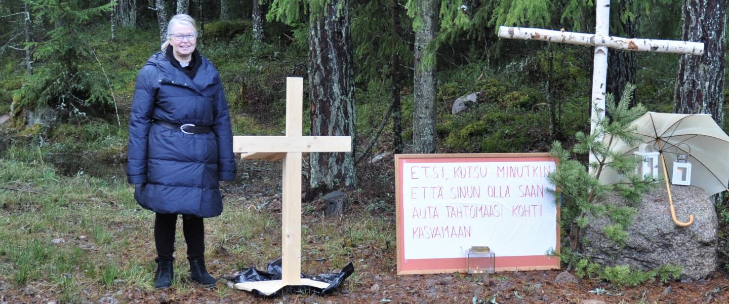 Kirkkoherra Tiina Rautiainen metsäkirkossa