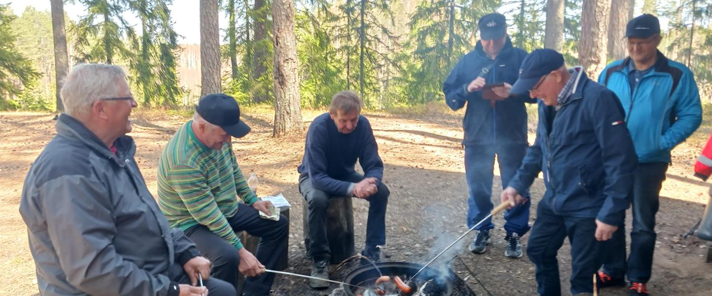 Äijät laavulla