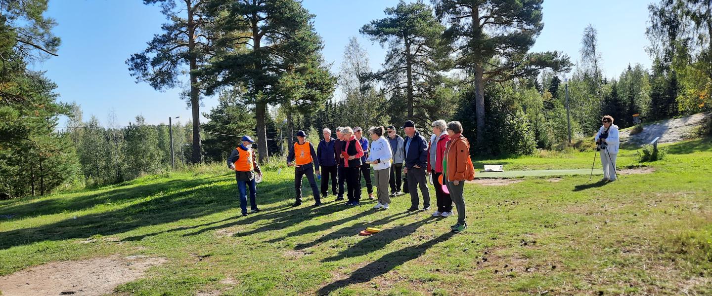 Ihmisiä pelaamassa