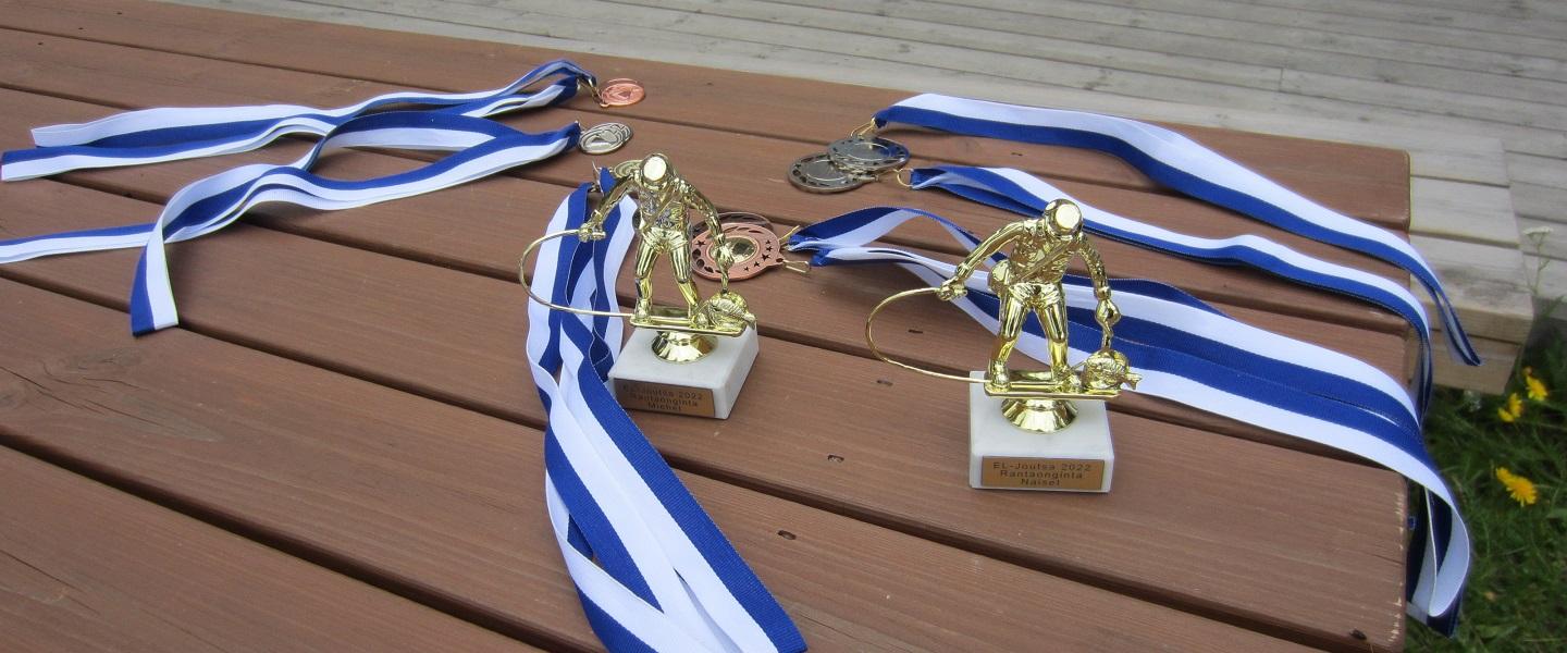 Kuvassa kalakilpailun palkintoja