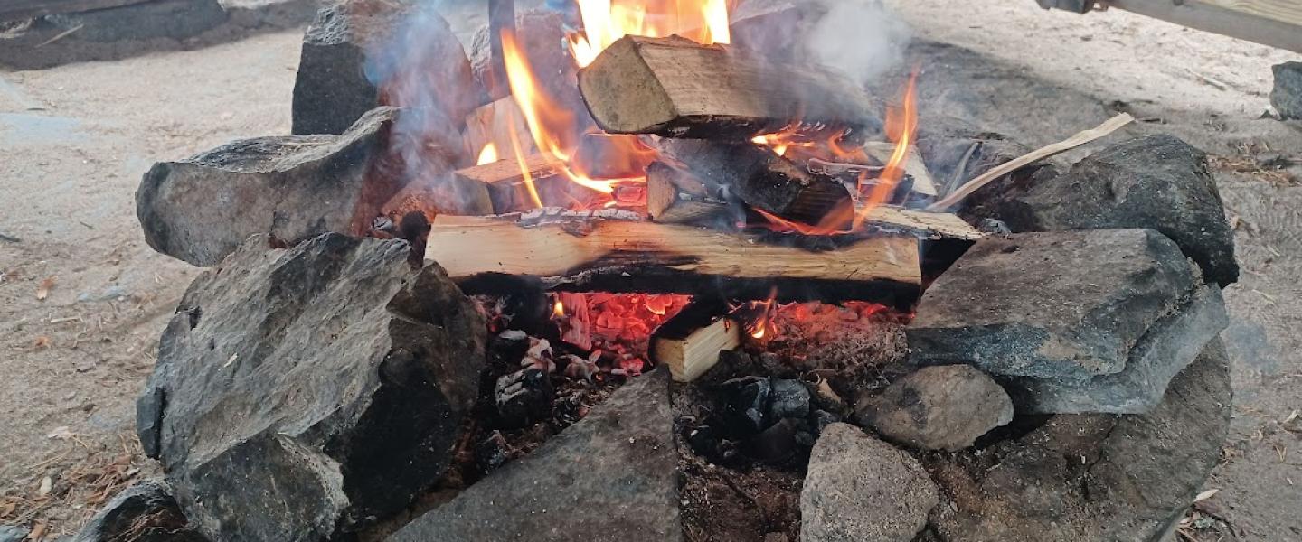 nuotiotuli palaa kivikehässä
