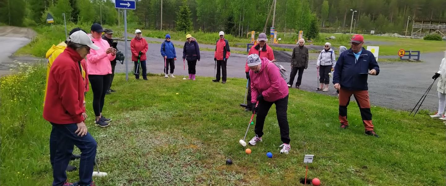 Henkilöitä Krolf-peliä opettelemassa