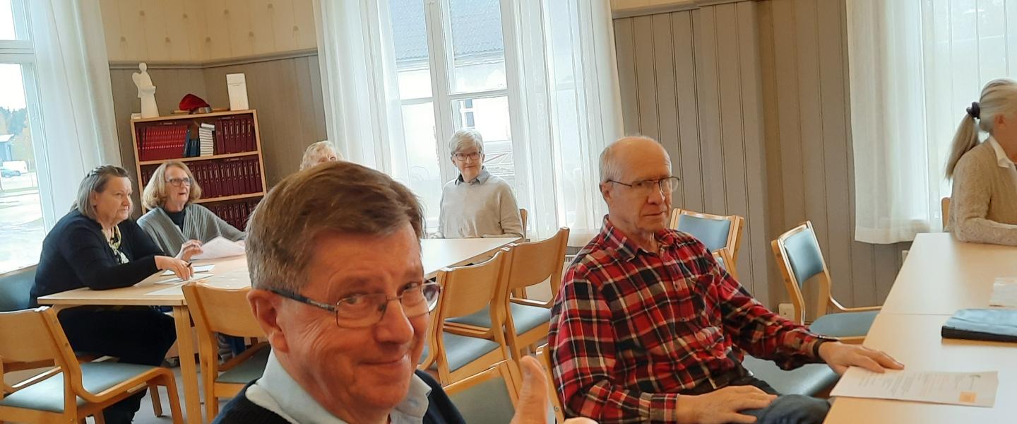 Ihmisiä kokouksessa