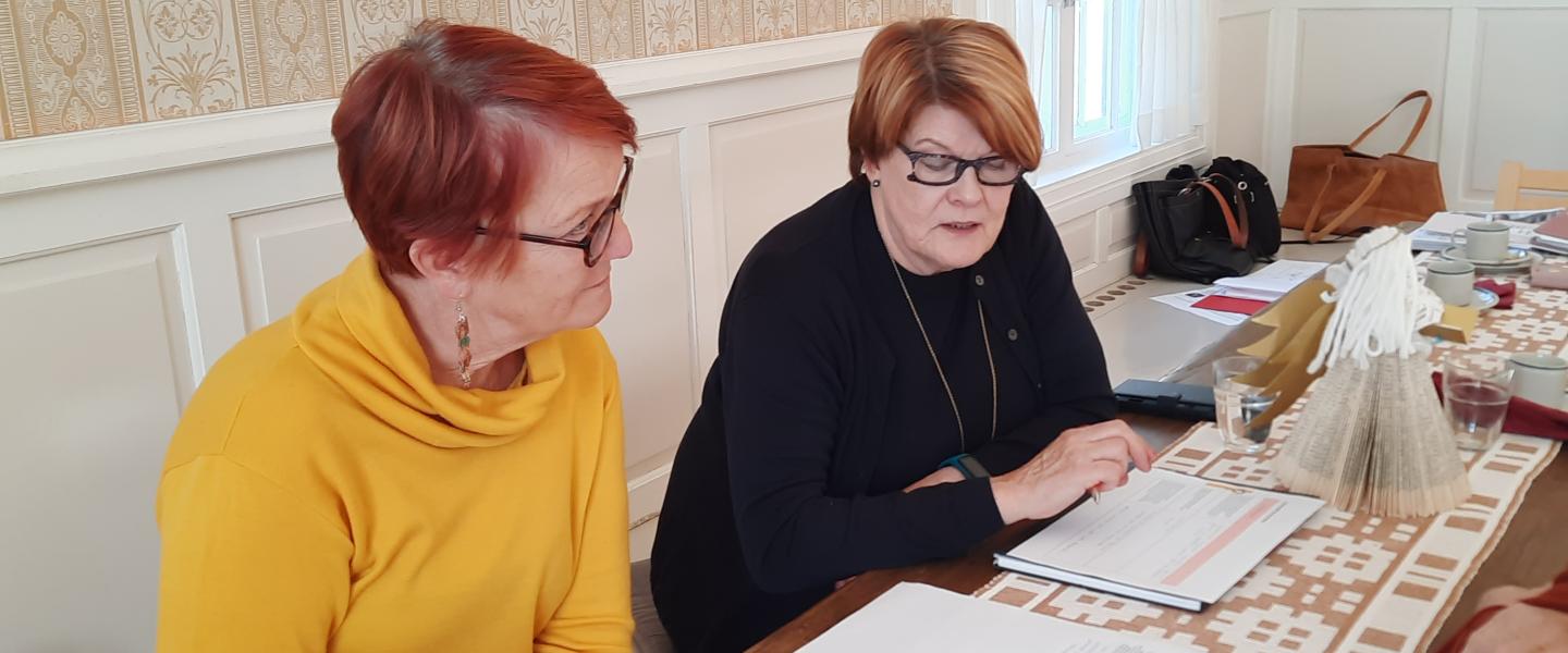 Ihmisiä kokouksessa