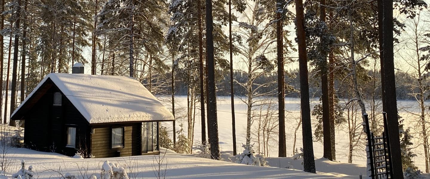 Mökki järven rannalla