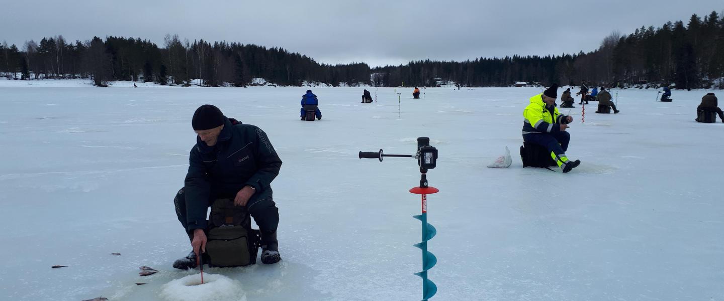 Kuva kalastajista pilkillä piirin kilpailussa