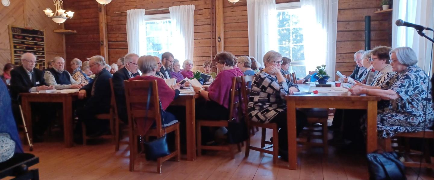 Kuukausitilaisuuden yleisöä