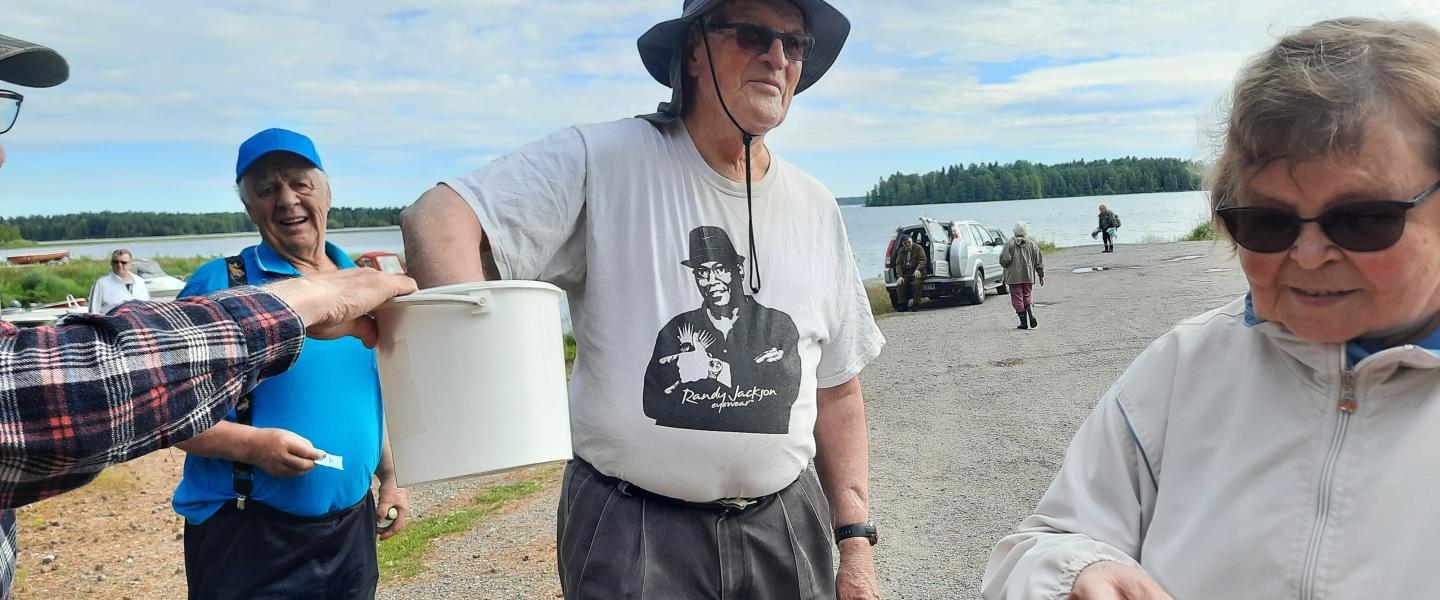 Ihmisiä arpomassa ongintapaikkoja