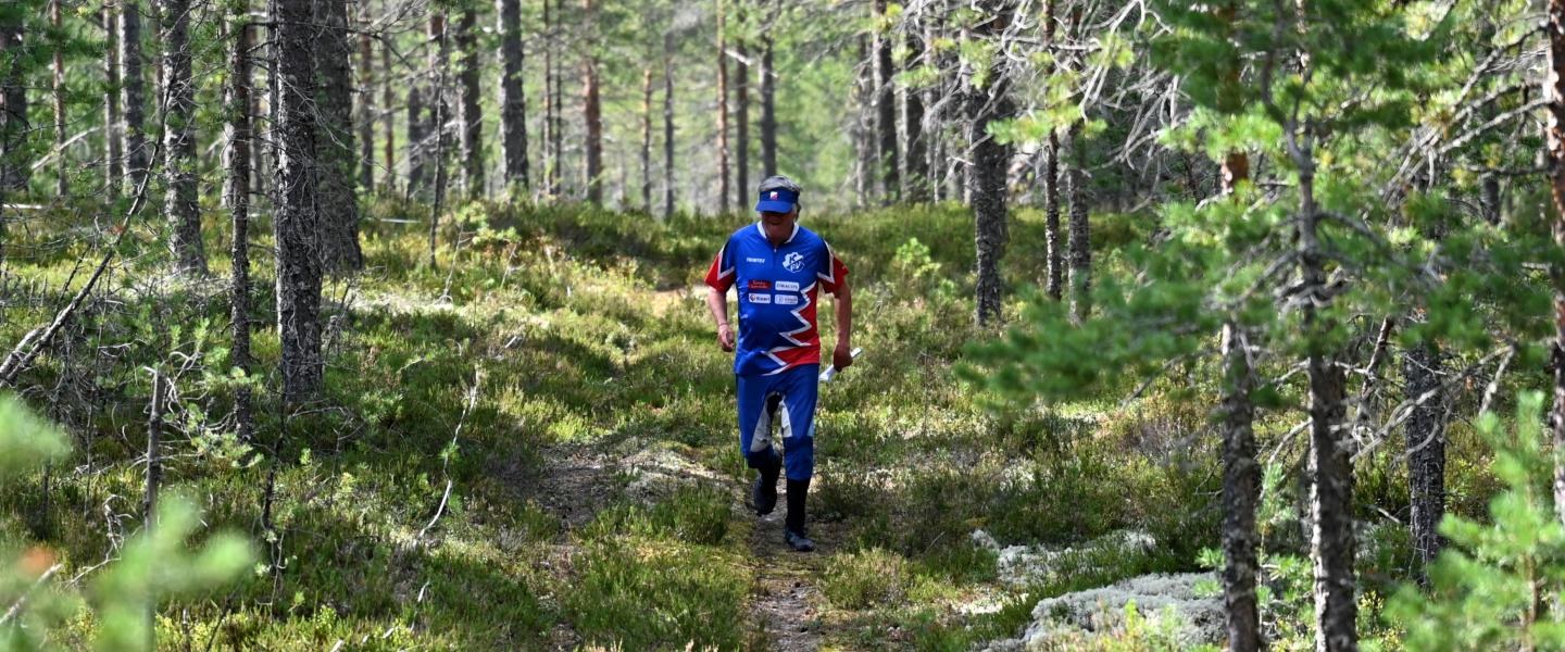 suunnistaja metsässä