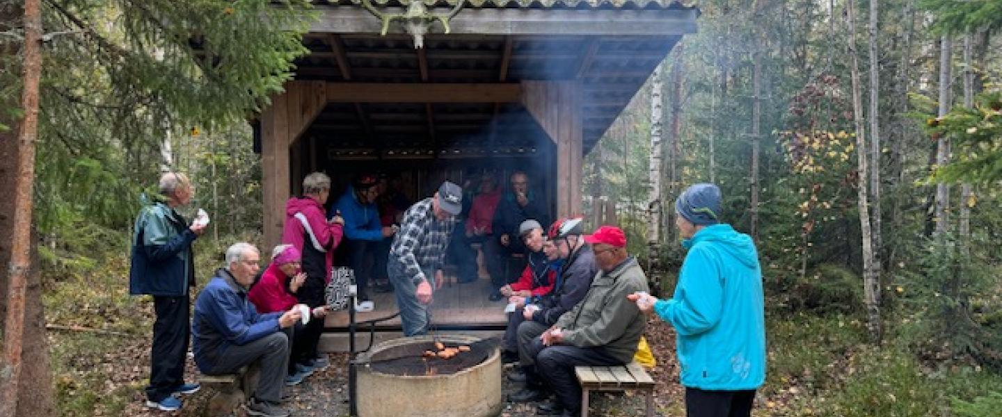 Pyöräilijät laavulla 