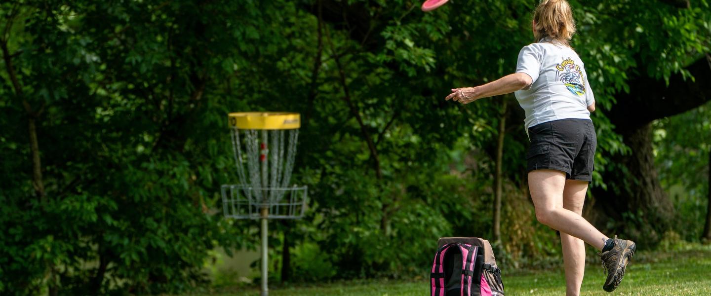Frisbeegolf kori kiekko ja pelaaja