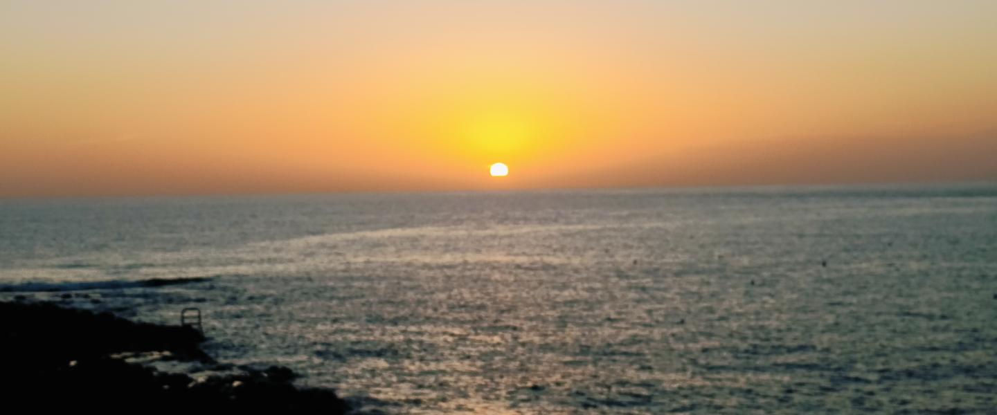 Aurinko laskee mereen Teneriffalla