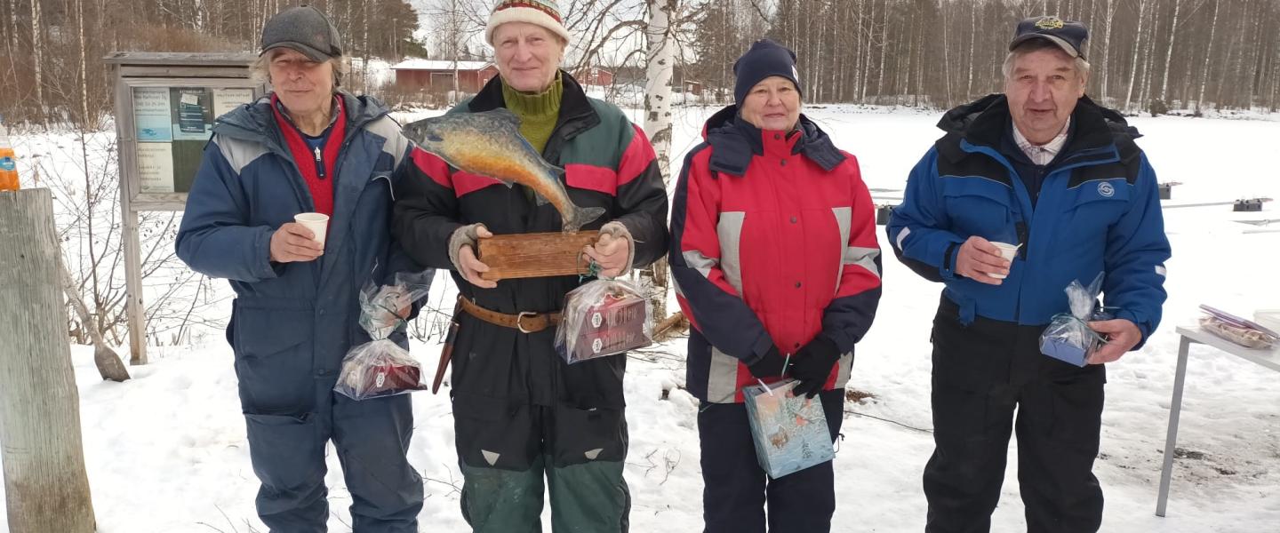 Pilkkikilpailujen palkintojen jako neljä henkilöä