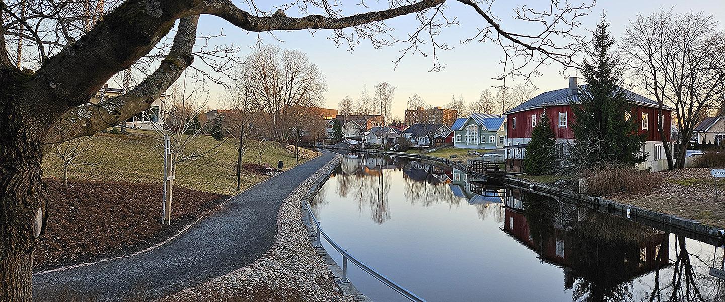 Keväinen jokimaisema