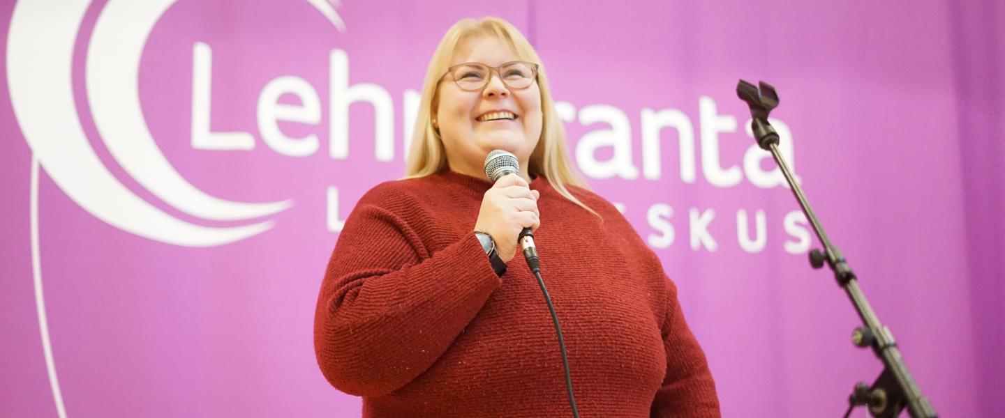 Nainen laulaa karaokea