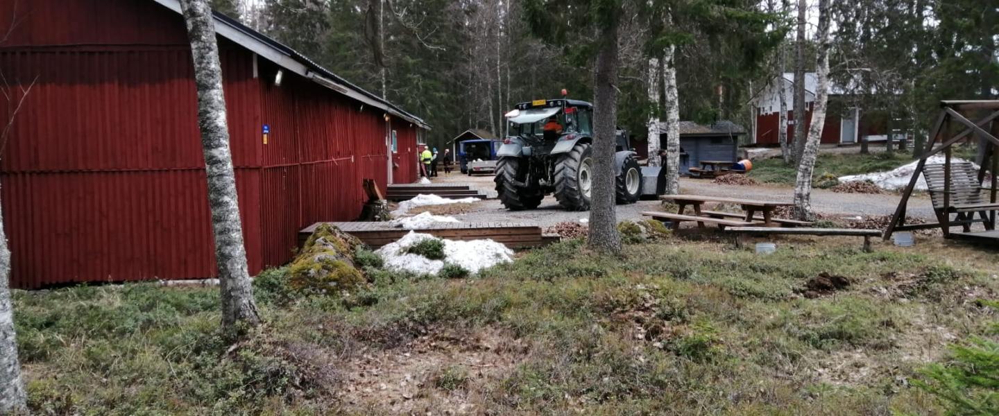 traktori tanssilavan pihalla siivoustalkoissa