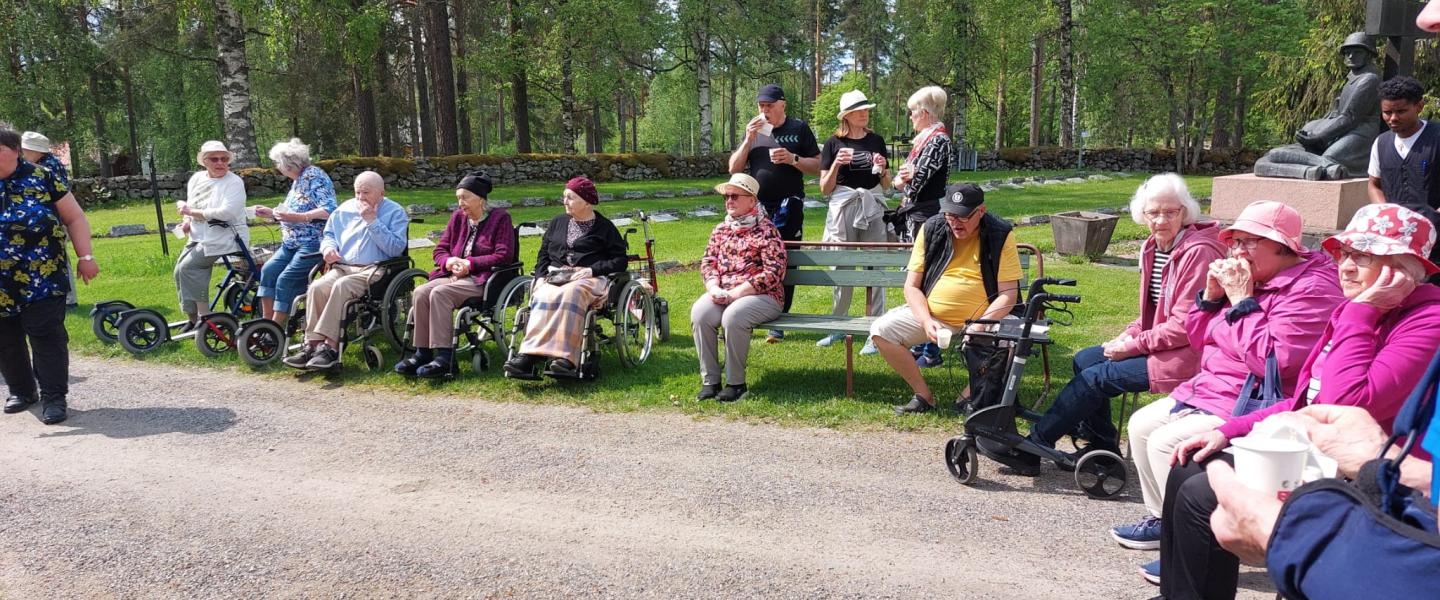 Eläkeläiset ulkoilemassa