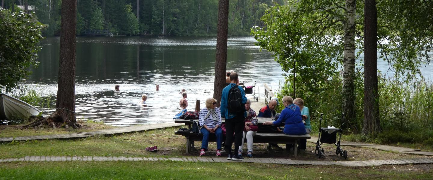 Kesäpäivä lammen rannalla