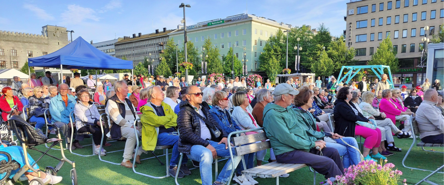 Yhteislaulua Lahden torilla