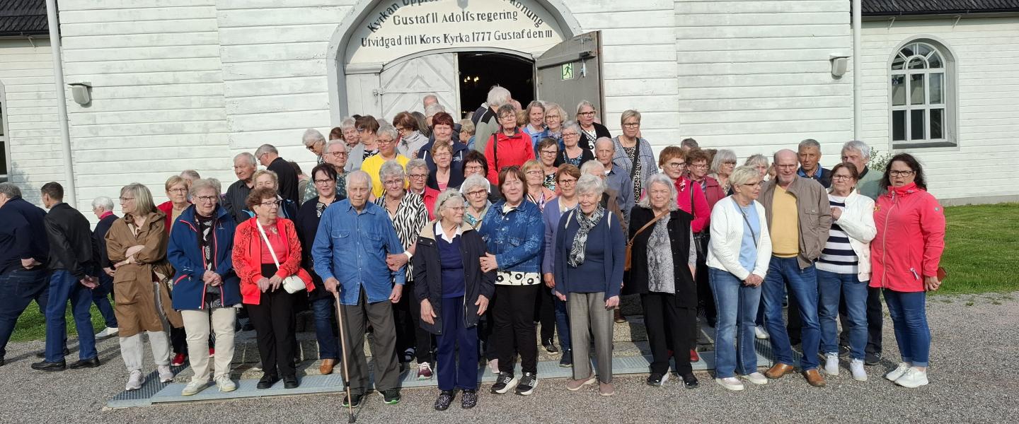 Osa matkalisista kirkonportailla