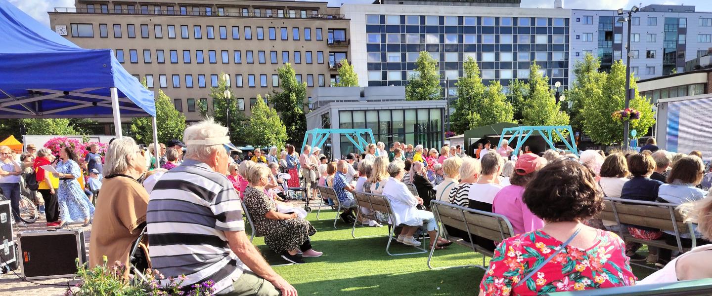 Yhteislaulua Lahden torilla 2025