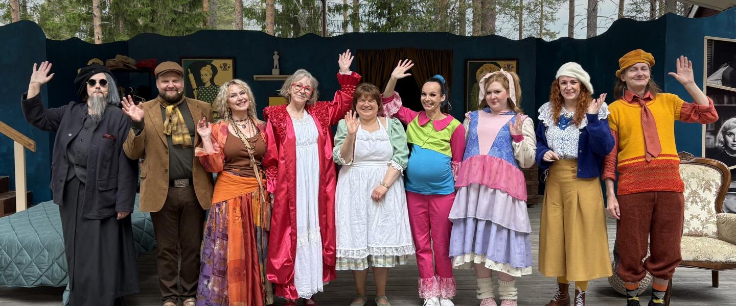 näyttelijät lavalla kalajoen kesäteatterissa