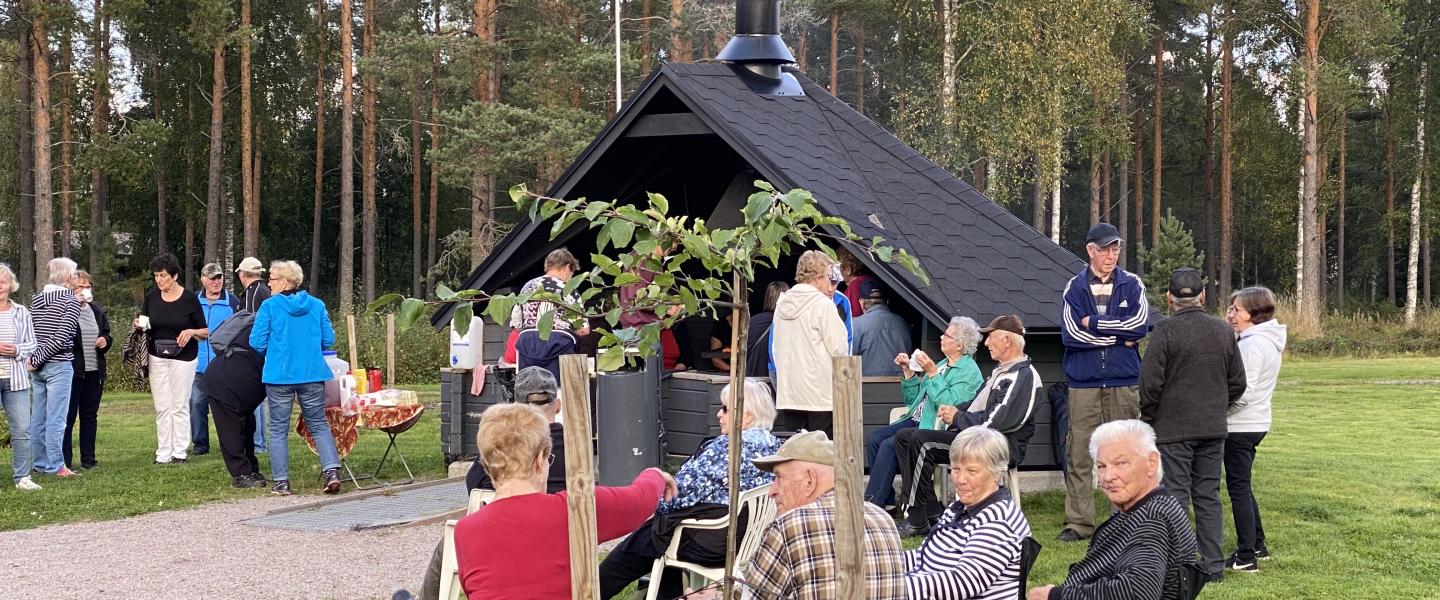Ihmisiä laavulla