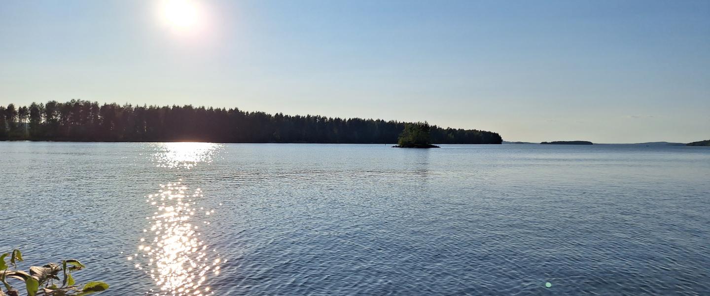 Aurinko heijastaa Lievestuoreen Järvelle