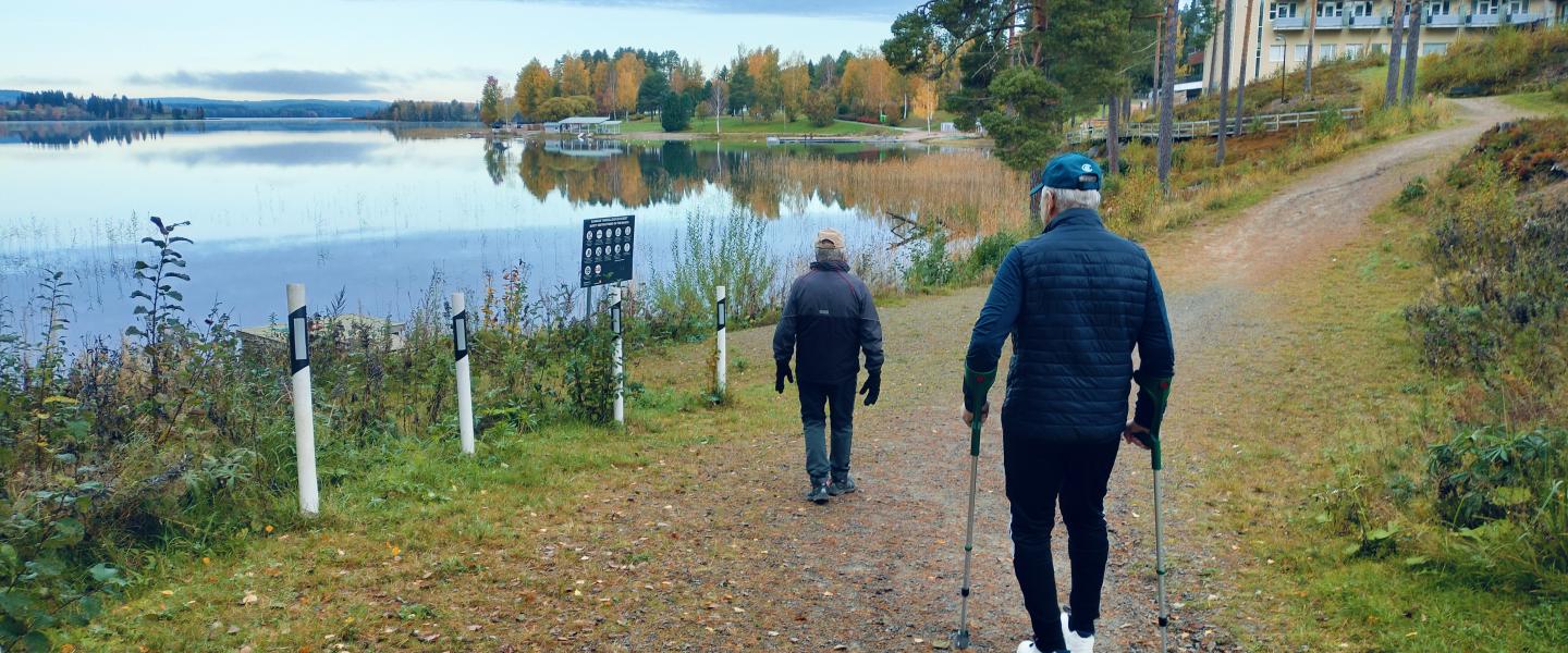 Kävelijät rantatiellä