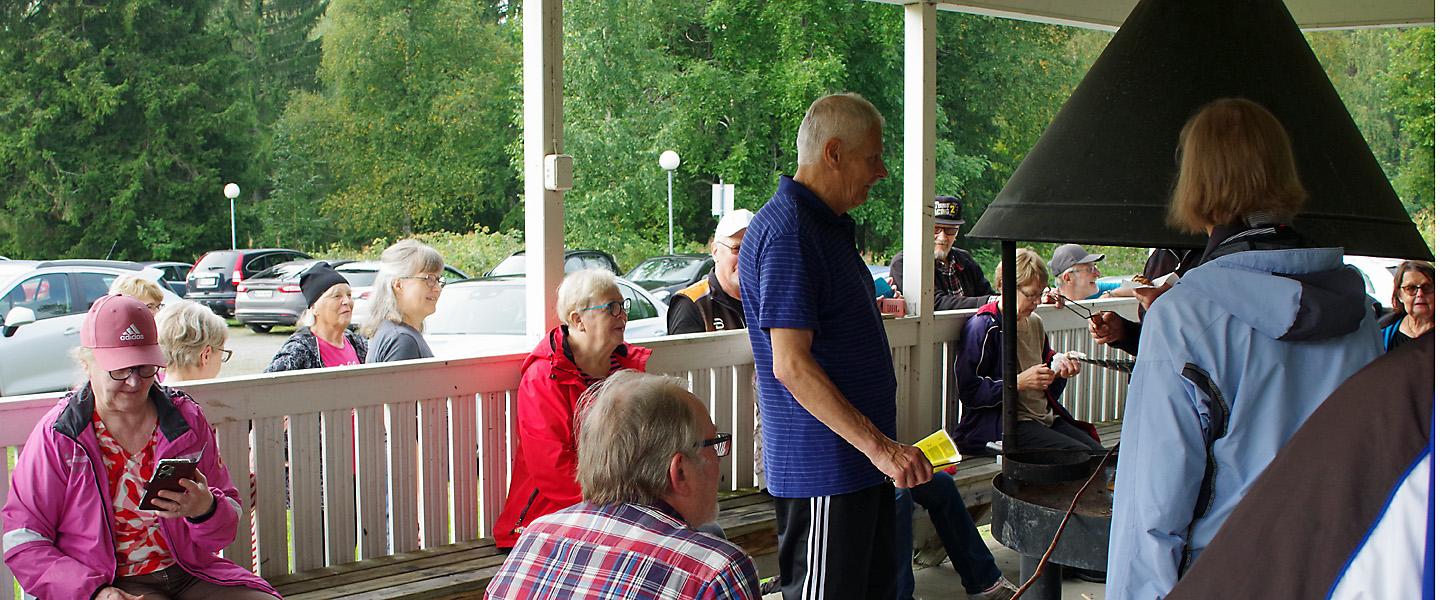 Leirikeskuksen grillpaikalla